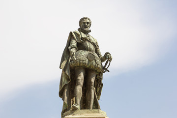 Fototapeta na wymiar Statua di Carlo Emanuele I di Savoia a Vicoforte