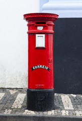 Fototapeta na wymiar Roter Postbriefkasten in Portugal