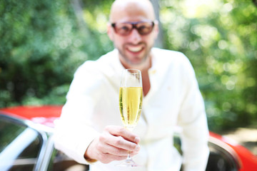 Mann mit Champagner