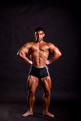 Obraz na płótnie Canvas young bodybuilder posing