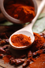 peperoncino macinato sul tavolo di legno