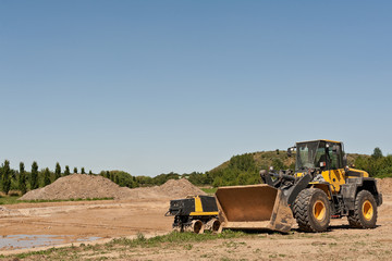 Fototapeta premium Landschaftsbau - Pause für den schweren Radlader