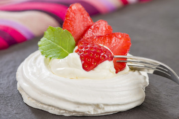 Strawberry Meringue Nest: Meringue discs with cream & strawberry