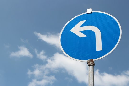 Deutsches Verkehrszeichen: Vorgeschriebene Fahrtrichtung - links