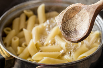 Kochende Nudeln mit Kochlöffel