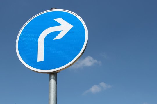 Deutsches Verkehrszeichen: Vorgeschriebene Fahrtrichtung - rechts