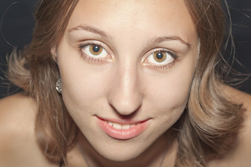 Obraz premium Young woman on the dark background