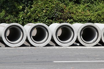 Betonrohre am Strassenrand