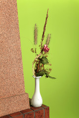 Suche kwiaty, róża w białym wazonie. © Stanisław Błachowicz