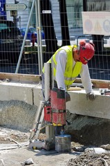 ouvrier ma&ccedil;on utilisant une carotteuse