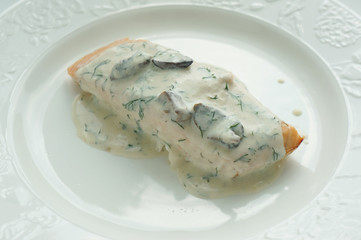 Baked salmon with creamy mushroom sause