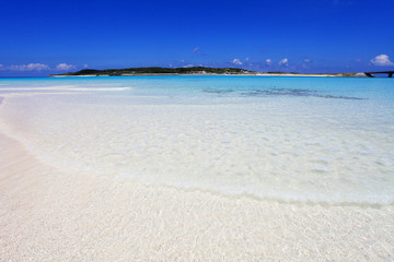 Fototapeta na wymiar 沖縄の透明な波が打ち寄せる砂浜
