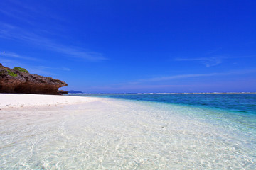 沖縄の美しい海と夏空