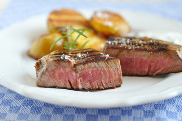 Rinderfilet mit Bratkartoffeln