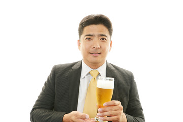 ビールを飲む笑顔のサラリーマン