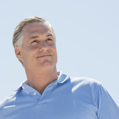 Obraz premium Happy Man Looking Away Against Clear Sky