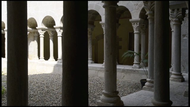 claustro romanico publico