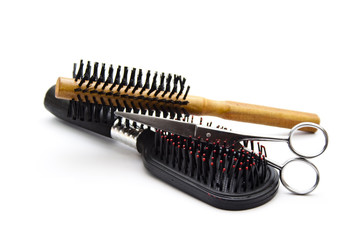 Verschiedene Haarbürsten mit Haarschere