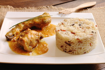 Conejo estofado con salsa de cebolla