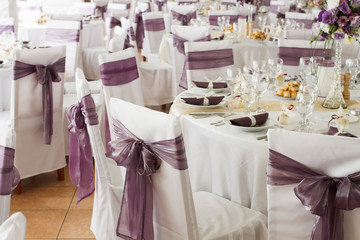 wedding chairs with ribbon