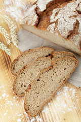 Krustenbrot und Roggen