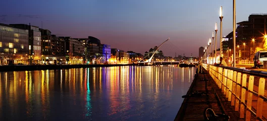 Deurstickers South bank of the river Liffey at Dublin City Center at night © Bartkowski