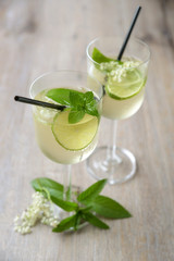 Sekt mit Limette und Holunderblüte