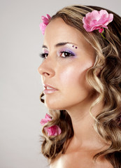 Naklejka premium beautiful face with pink roses