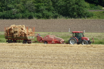 Obraz premium Traktor mit Ballenpresse