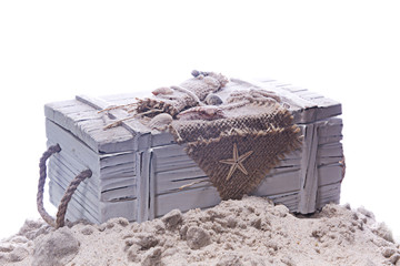 weiße Holztruhe im Sand