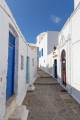 Fototapeta premium Malownicza aleja w wiosce Plaka, wyspa Milos, Grecja