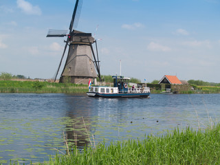 holland rural windmill in Kinderdijk over water - 54486096