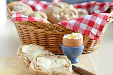 Semmeln mit Ei zum Frühstück