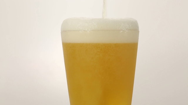 ビールを注ぐ、あふれる泡
