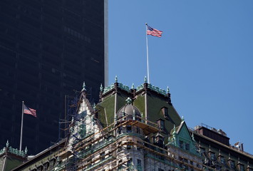 Immeuble ancien avec drapeaux américains