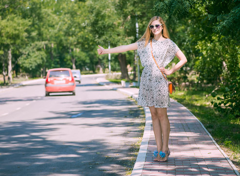 woman autostop stops