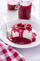 Мороженое с малиновым вареньем