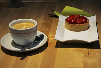 Kaffee und Erdbeerkuchen
