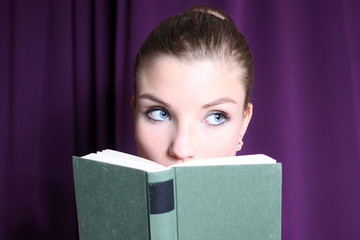 hübsche Frau mit Buch