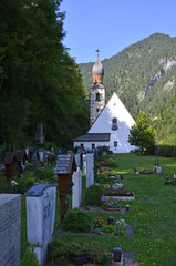 Friedhof und Kirche von Schneizlreuth
