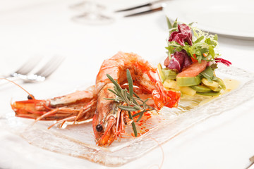 shrimps with salad