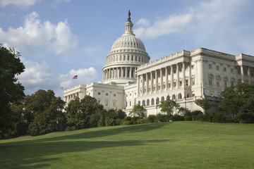 Fototapeta na wymiar US Capitol building on a sunny afternoon