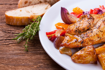 Gegrilltes Putensteak mit Beilagen