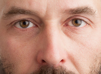 Obraz premium Dojrzały mężczyzna rasy kaukaskiej, zbliżenie na twarzy