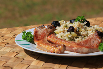 Assiette de côtes d'agneau et riz aux courgettes