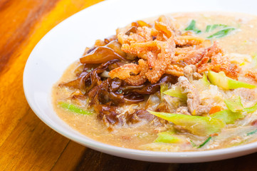 Fried noodle with crispy pork and broccoli