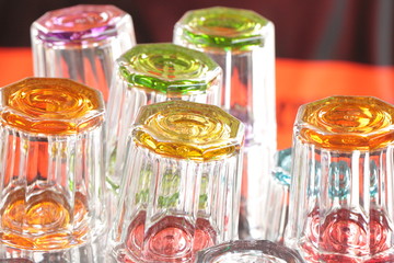 Bunte Cocktailgläser