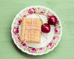 Piatto con biscotti e ciliegie