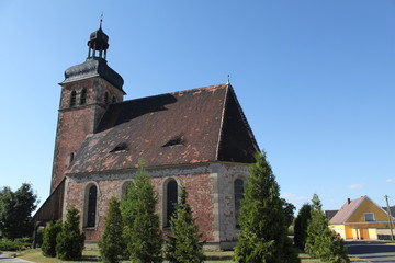 Fototapeta na wymiar Handsome Berne kościół wiejski w wiosce w Herzberg / Elster