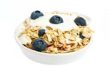 Schale mit Joghurt, Haferflocken und Beeren